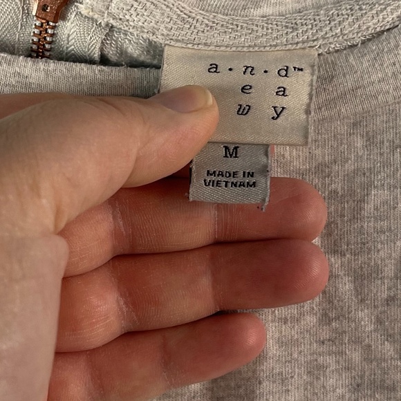 A new day rose patch sweatshirt - Picture 3 of 5